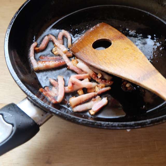 ベーコンを炒める