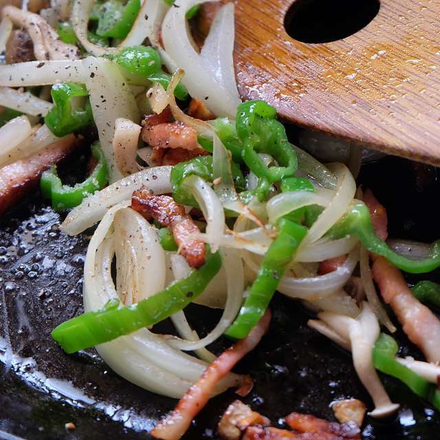 しめじ、ピーマン、玉ネギを加え炒め、塩、コショウで味付け