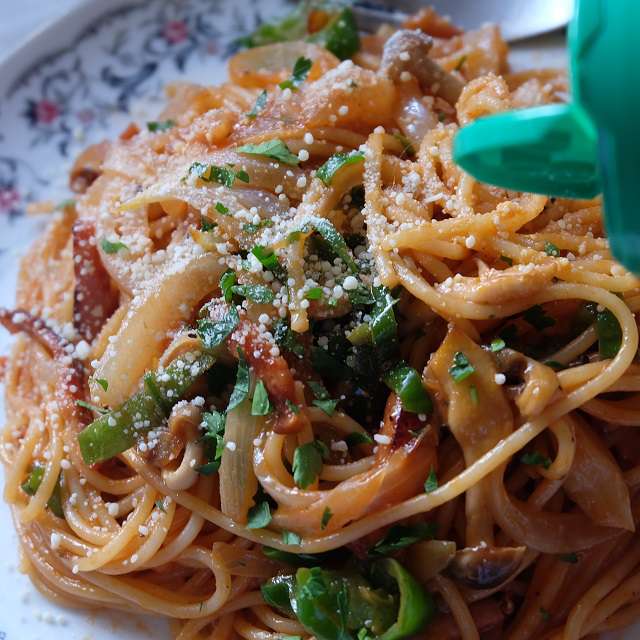 好みで粉チーズ、パセリをふっていただく