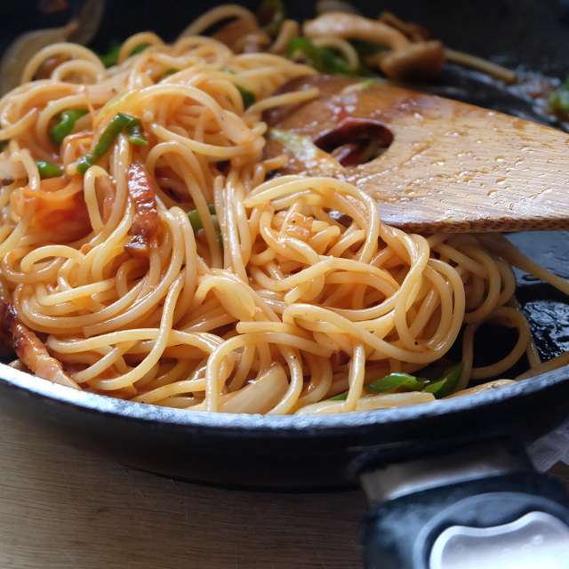 茹でたスパゲッティとケチャップ、バター、ウスターソースを加え、炒めながら混ぜる