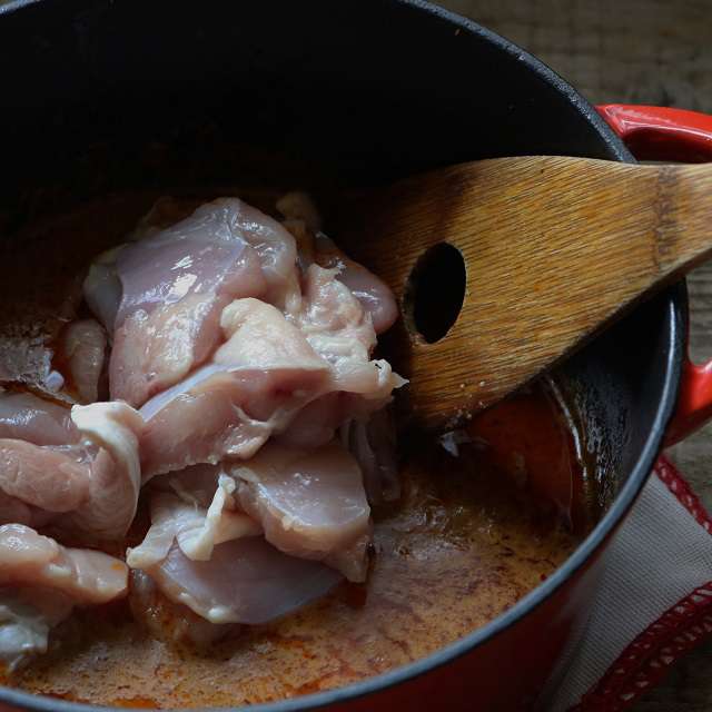 鶏肉を加え、火を通す