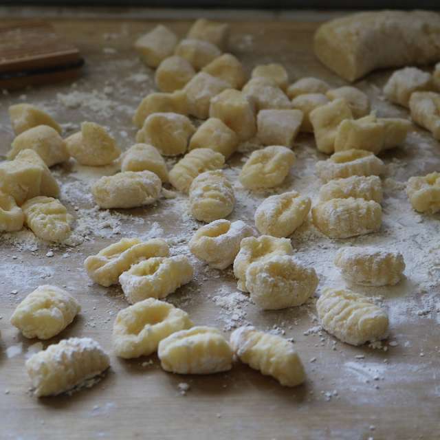 切り分けた生地に筋をつける