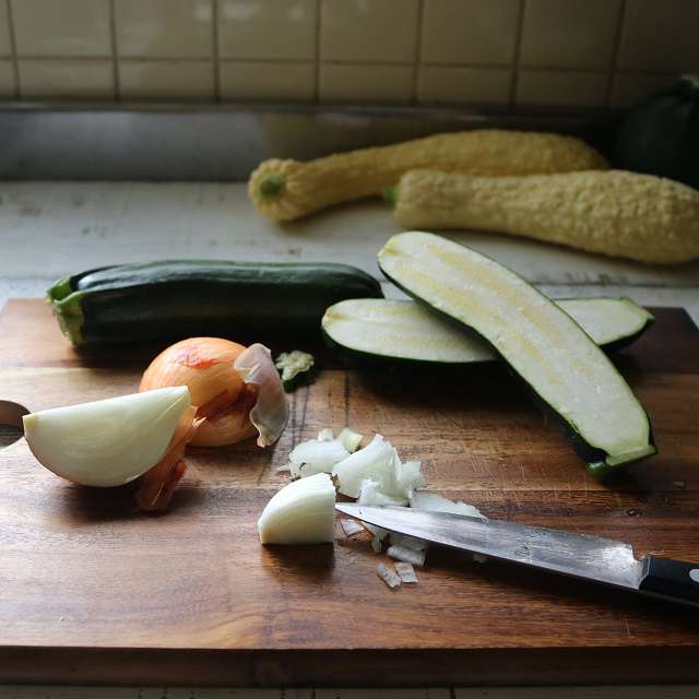 玉ネギはみじんに、ズッキーニは縦半分に切る