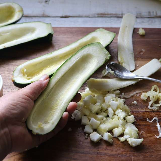 ズッキーニをくり抜く、中身は粗みじんに