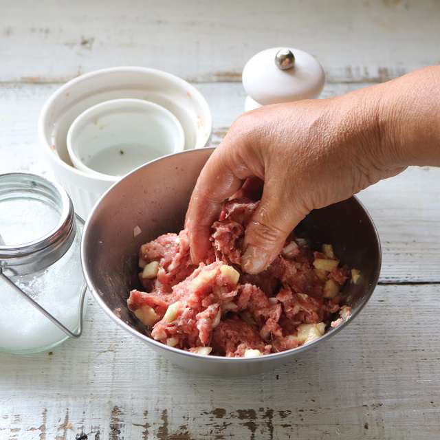 玉ネギ、ズッキーニの中身ひき肉、塩・コショウをよく混ぜる