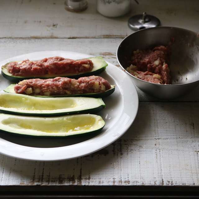 混ぜ合わせた肉をズッキーニに詰め、ラップをかけて5分レンジ加熱