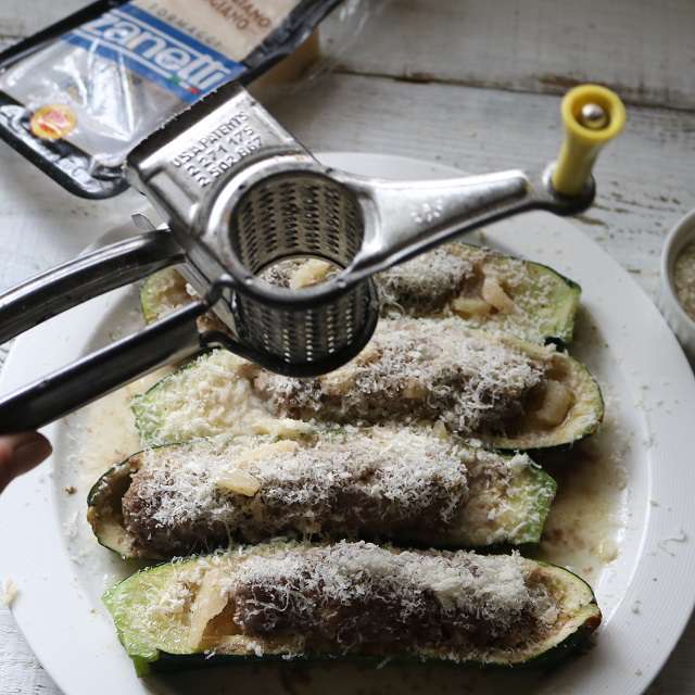 レンジ加熱したズッキーニにパルミジャーノとパン粉、オリーブオイルを小さじ1/2かける