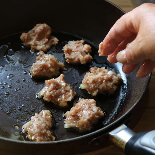 タネを一口大の大きさずつ取ってフライパンに並べる