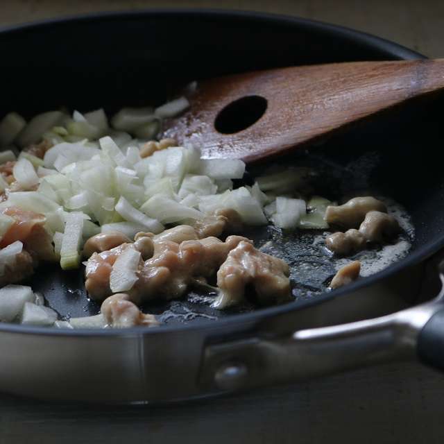 バターを溶かし、鶏肉と玉ネギを中火で炒める