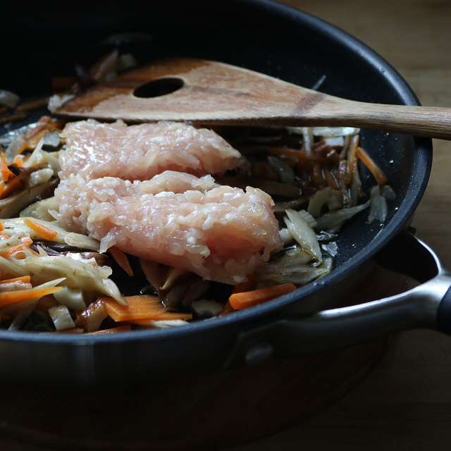 鶏肉を加え色が変わり火が通るまで炒める