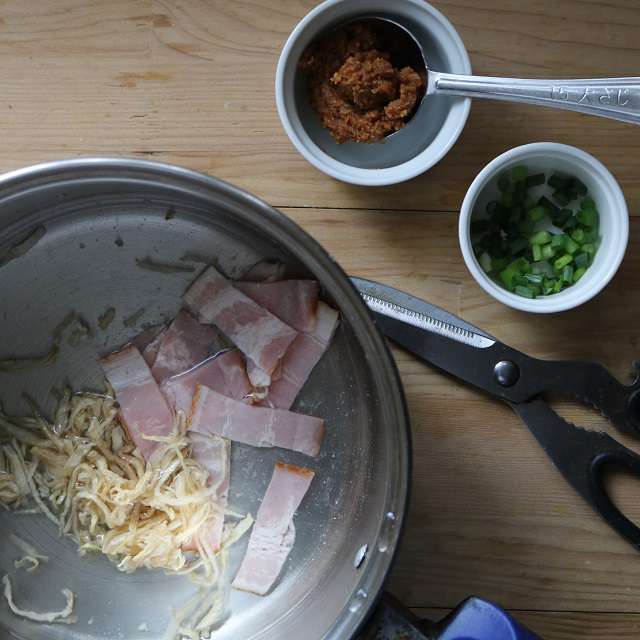 切り干し大根とベーコンを煮る
