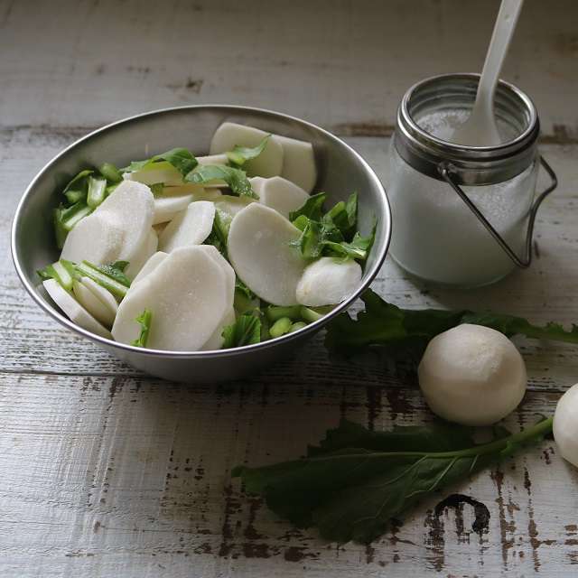 スライスしたカブに塩を振りまぜ、しんなりさせる