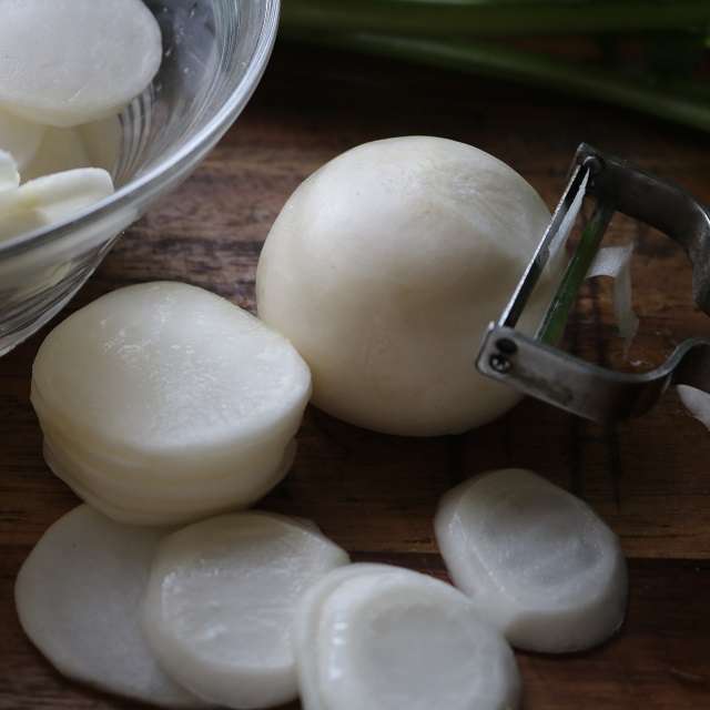 カブの皮を剥き2mmくらいにスライスする