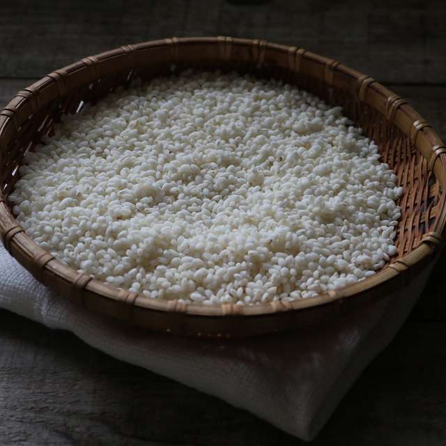 洗ってザルに上げたもち米