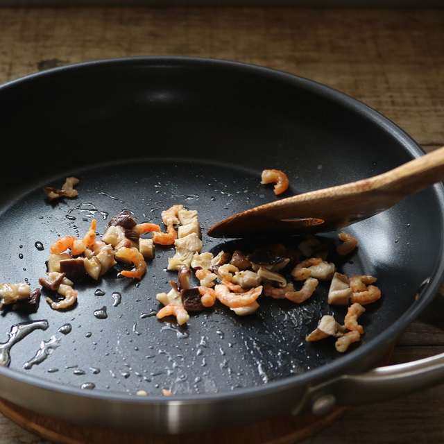 椎茸と干しエビをゴマ油で炒める