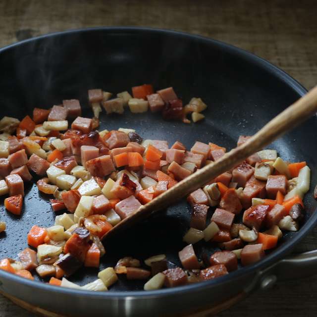 タケノコ・焼き豚・ニンジンを加え炒める