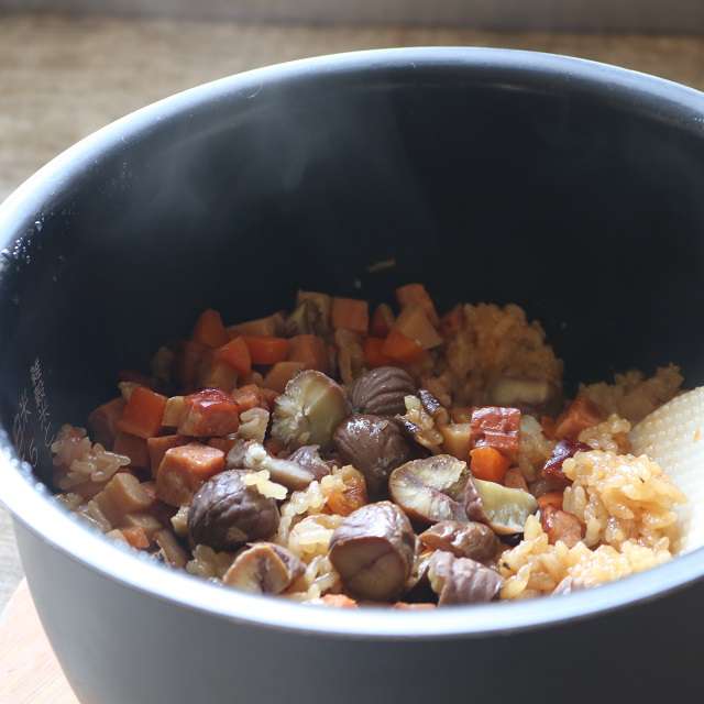 炊き上がったら大きく混ぜ、甘栗を加えてまた混ぜる