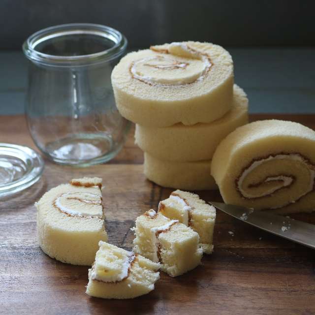 ロールケーキを食べやすい大きさに切る