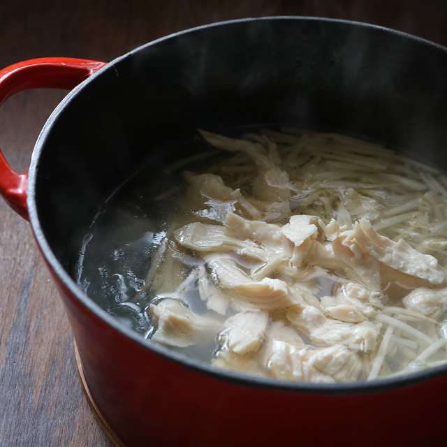 裂いたサラダチキンを加える