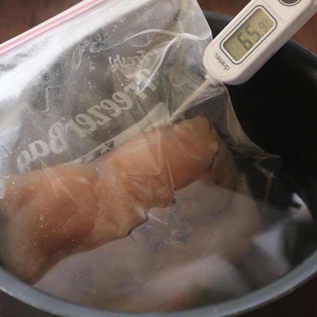 炊飯器にお湯を入れて65℃にし、鶏肉を入れる