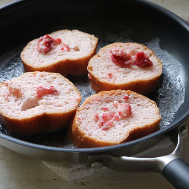 中火でバターを溶かしたら、液に浸したバケットの片面を焼き色がつくまで焼く