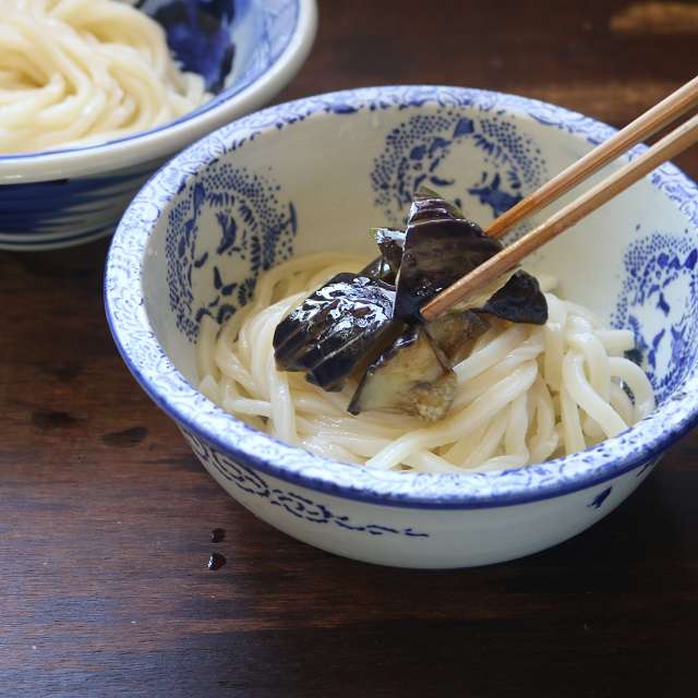 水気を切ったうどん、ナス、天かす、大葉をのせ、残りのつゆをかける