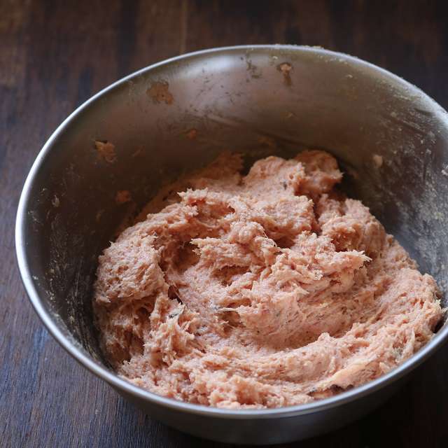 ボウルに肉タネの材料を入れ、白っぽくなるまで捏ねる