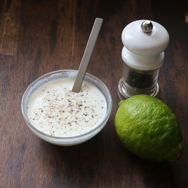 ソース材料を混ぜ合わせる