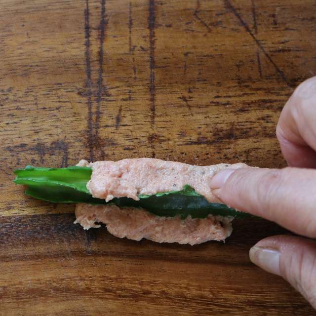 四角豆に指で押さえつけながらくっつけ、四角に形を整える