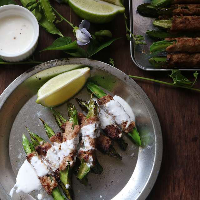 四角豆のケバブ風にソースをかけ、好みでライム果汁を絞っていただく