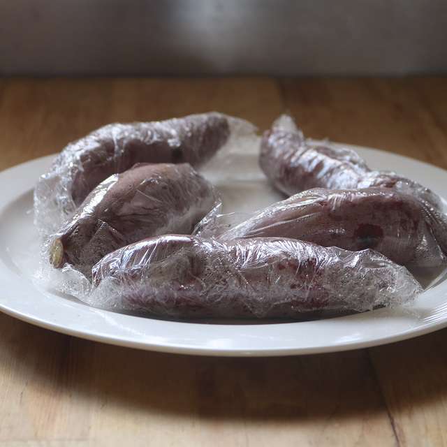 さつまいもをレンジ加熱する