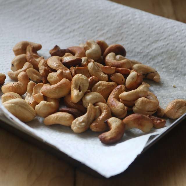 カシューナッツを炒め揚げし、取り出して油を切る