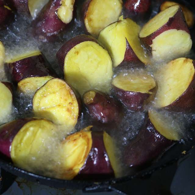 さつまいもをかぶるくらいの油で揚げる