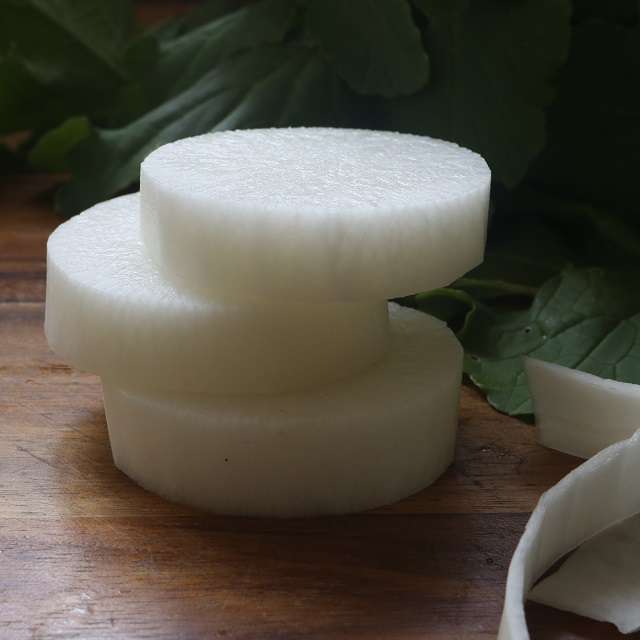 大根は皮を剥き。2cm厚さの輪切りにし、水気を拭き取る