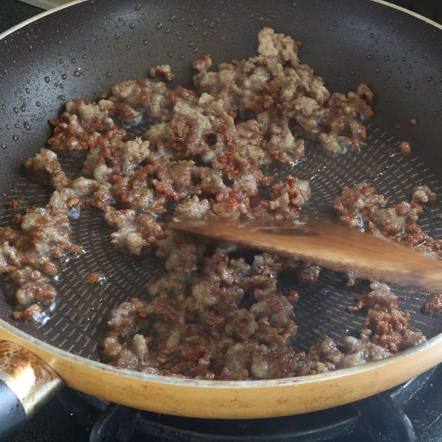 中火でひき肉をほぐしながらしっかりと炒める