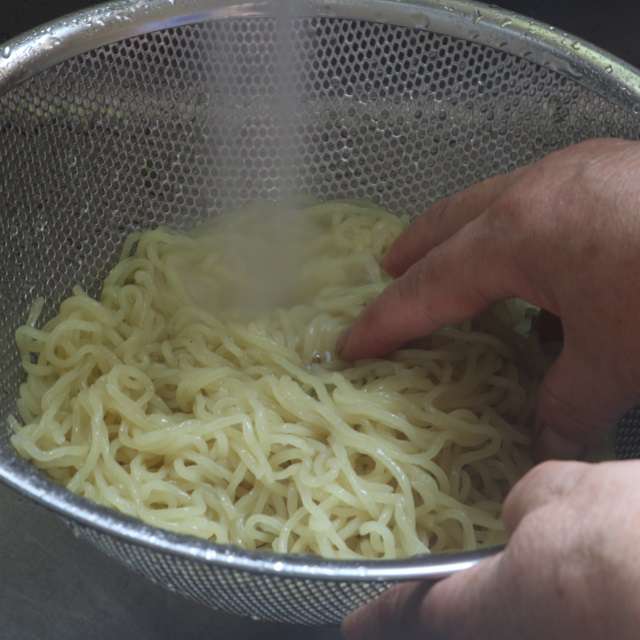 麺をパッケージの表示に従って茹で、流水で滑りがなかなるまで洗う