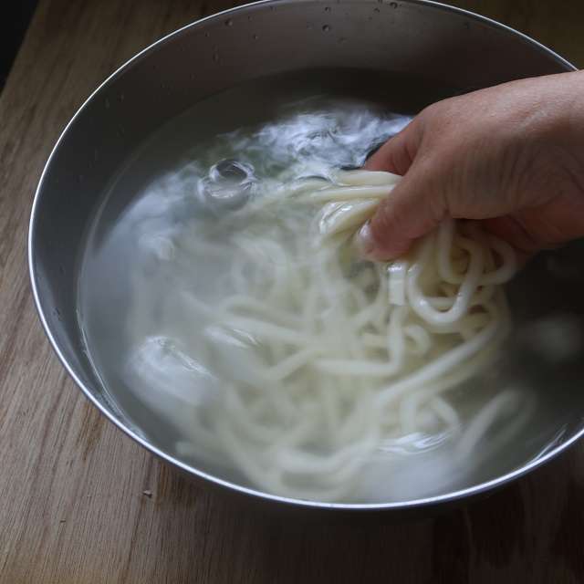 うどんをレンジ加熱し、冷水でしめて水気を切る