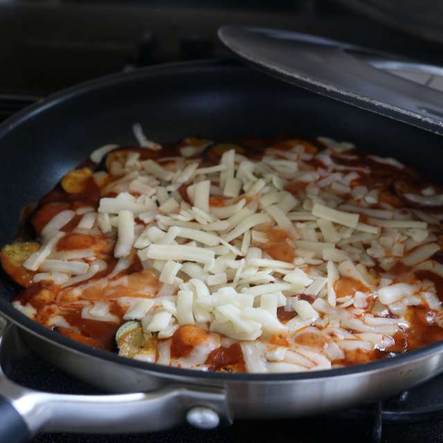 ソースが温まり、ナスに味が付いたらチーズをのせ、再び蒸し焼きにする