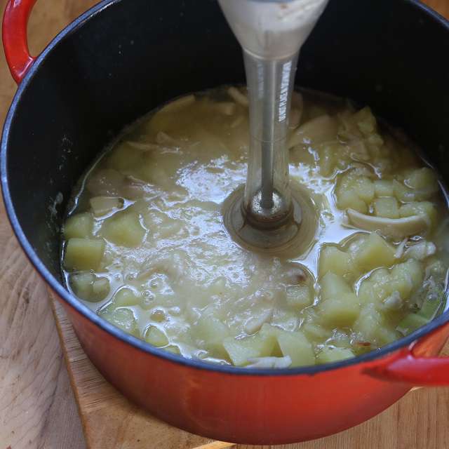 火から鍋を下し、ハンディープロセッサーでピュレ状にする