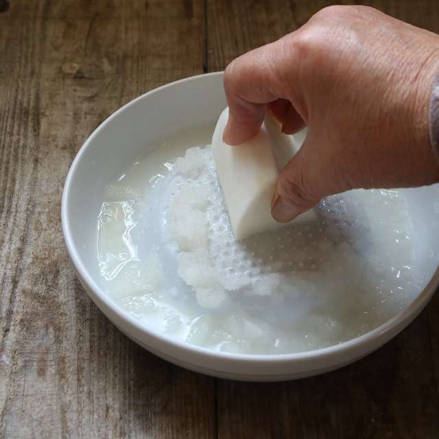 大根をおろし、水気を軽く絞る