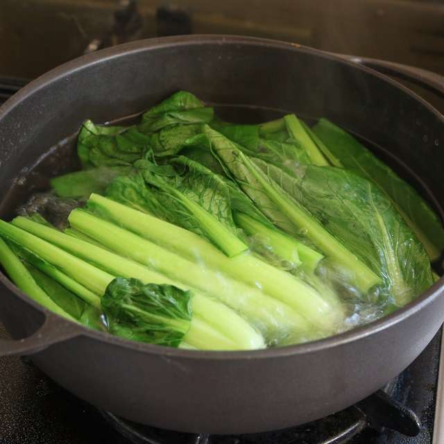 鍋に湯を沸かし、茎の部分を30秒茹でたら葉の部分を加えて更に15秒茹でる