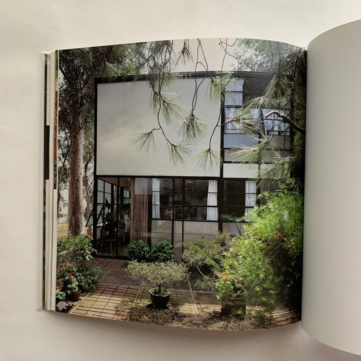 イームズ・ハウス / Charles and Ray Eames - 本まるさんかくしかく Blog