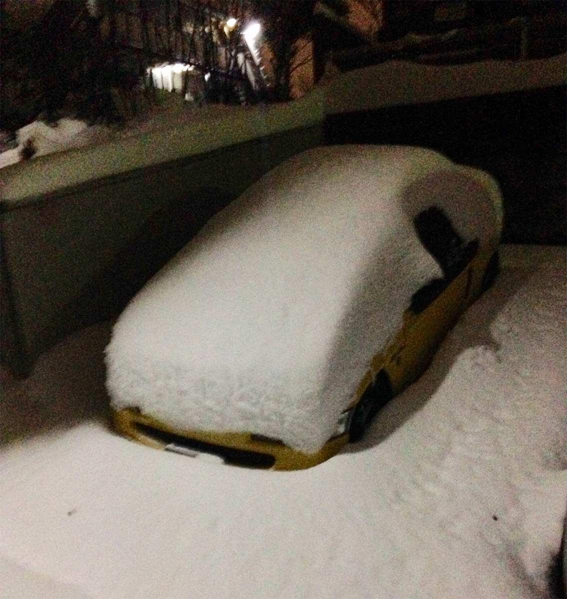 雪に埋もれた澤田さんのHonda「ビート」