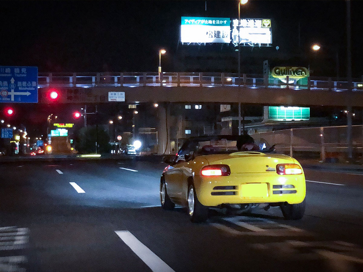 Honda「ビート」が夜の道路を走っている写真