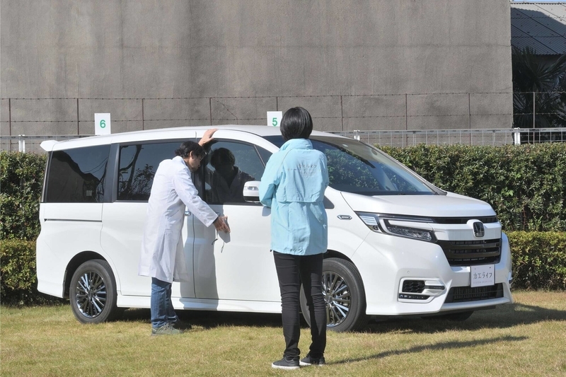 Car寝る博士がステップワゴンの近くに立っている写真