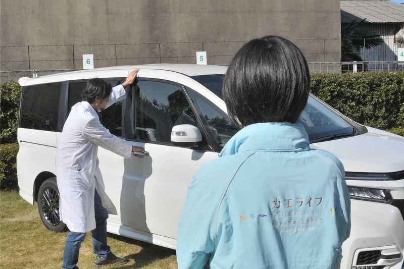 Car寝る博士がステップワゴンの近くに立っている写真