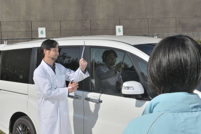 Car寝る博士がメジャーを愛でている写真