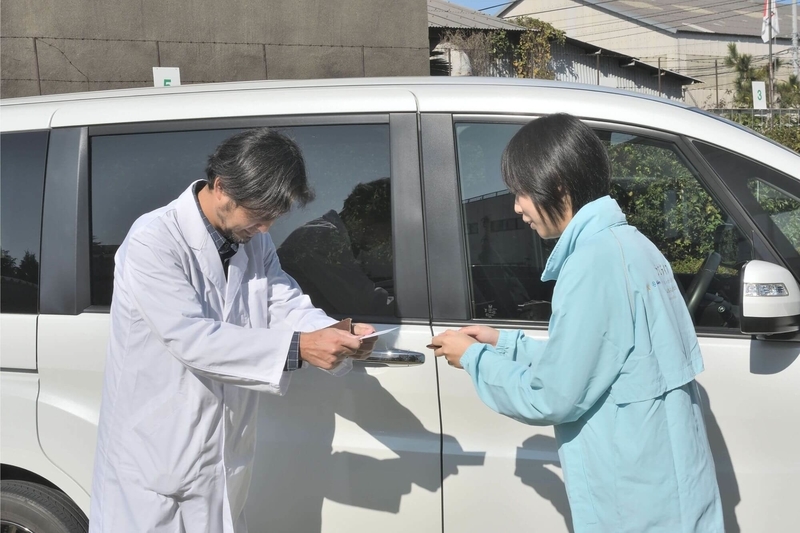 Car寝る博士とカエライフ編集部の猪瀬が名刺交換をしている写真