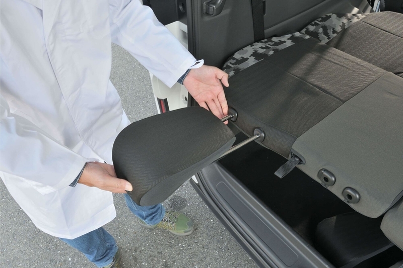 Car寝る博士がステップワゴンスパーダの３列目をたおしてヘッドレストを抜いて車中泊仕様のシートアレンジにしようとしている写真