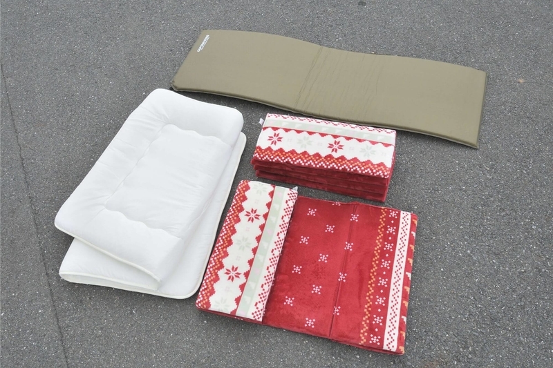 ニトリのシングルサイズの敷布団、キャプテンスタッグの3㎝の厚さのエアマット、お昼寝マットを並べた写真